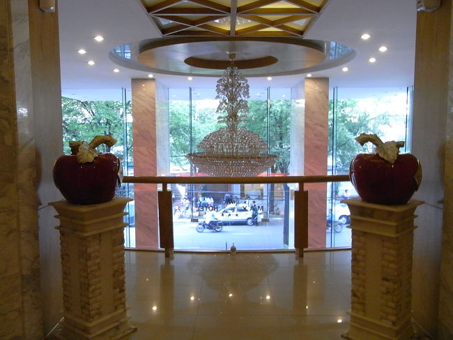 1Fから外を見た所。<br />きれいなホテルです。<br />見て来なかったけど、プールもあります。