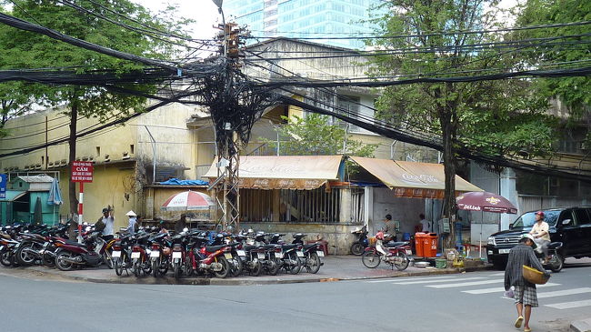 朝食が済んだら即表へ♪<br /><br />そうそう、この電線！<br />すごく気になってたんだけど、これをモチーフにしたＴシャツがあって、買っちゃいました。<br />着眼点が一緒な人のデザインが嬉しくて。