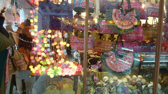 ラッキープラザの雑貨店。<br />この丸いランプ、好き。<br />タイフェスティバルで買ったのが家にもあるの。<br />色違いを買いました。