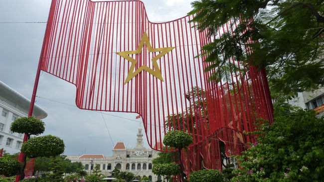 ベトナム国旗を模したデコレーションがずらりと並びます。<br />これが夜にはライトアップされるとまたキレイ！