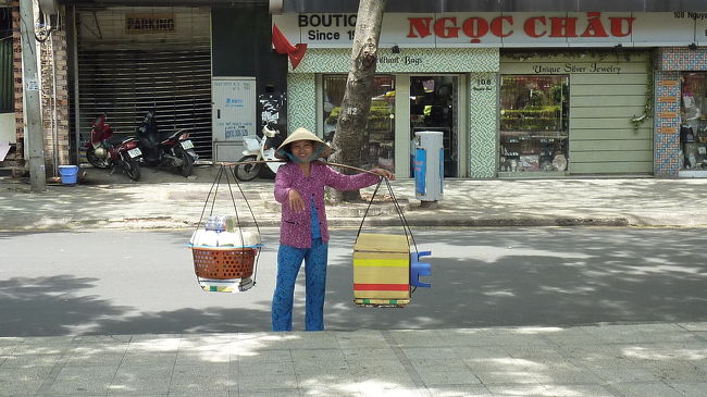 ココナッツジュース売りのにこやかなお姉さん。