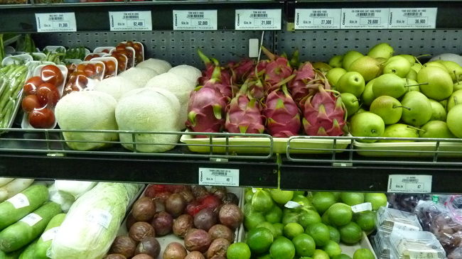 店内には、ドラゴンフルーツにココナッツに、普通に並んでます。