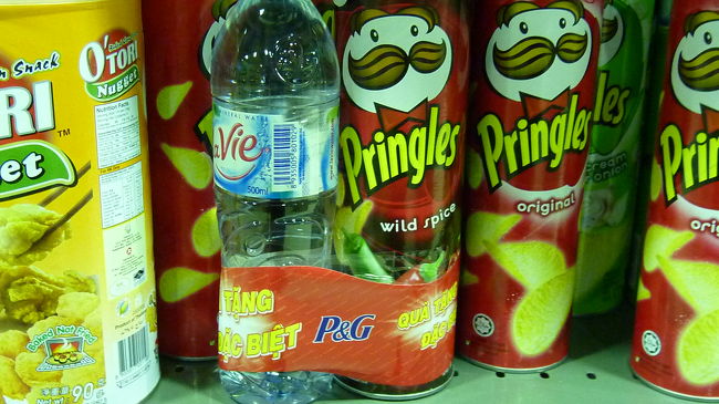 プリングルスにはミネラルウォーター。