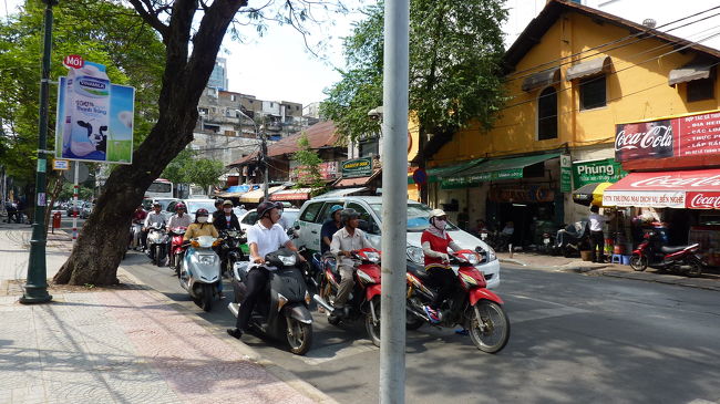 道に出ると、即バイクがドドド〜っと。<br />ちょっとノドが痛くなって来たぞ。