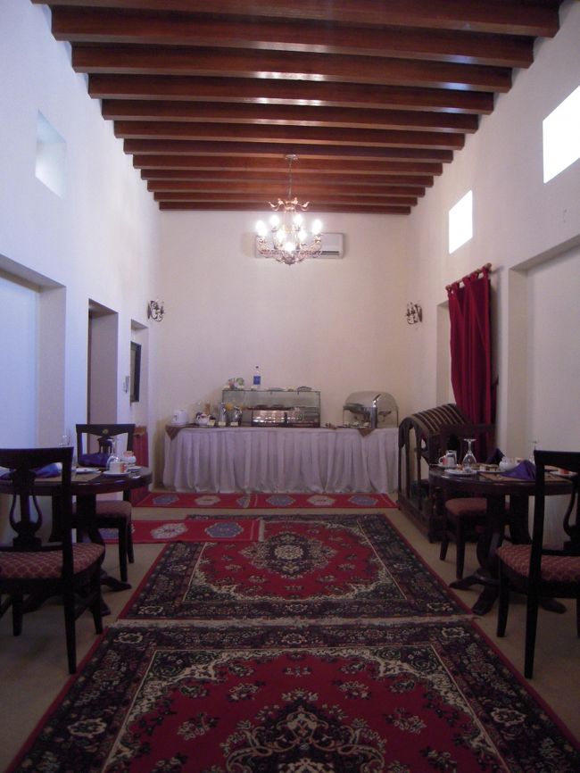 宿泊したOrient Guest House（オリエントゲストハウス）の朝食会場です。<br />ラマダンだから室内だとか言っていたような。<br />こじんまりとした所で、他のグループに軽く声をかけたり、かけられたりするような感じ。