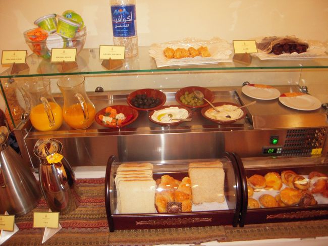 品ぞろえは決して多くはないですが、自分には十分でした。<br />上段にあるアラビックスイーツが気に入った！<br />見た目は微妙ですが、食べてみると意外や意外、美味しかった。