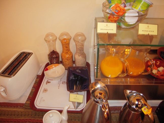 シリアルやジュース、ヨーグルトや牛乳もあります。