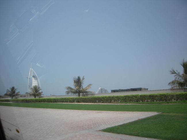 後ろ髪ひかれつつもホテルをチェックアウトし、次のホテルへ向かいます。<br />次はビーチエリア！