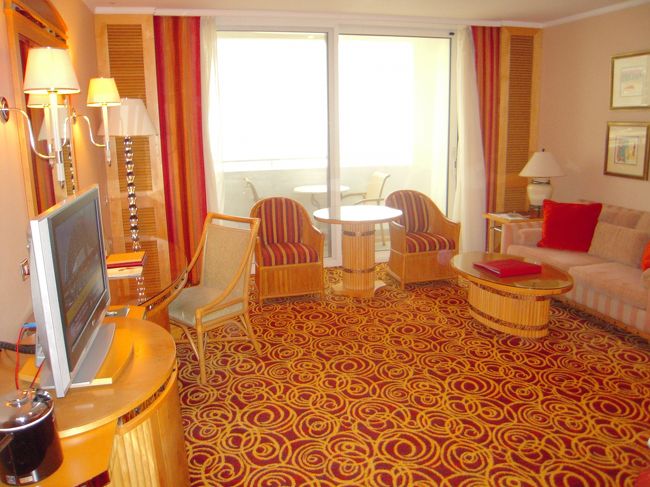 逆側。ほんとに広い！<br />男子大学生一人旅ですが、キャッキャッしてました。笑<br />普通の部屋より少しだけ高い、バルコニー付きのお部屋です。<br />部屋の雰囲気もリゾートホテルっぽい。<br />バルコニーに出てみると・・・