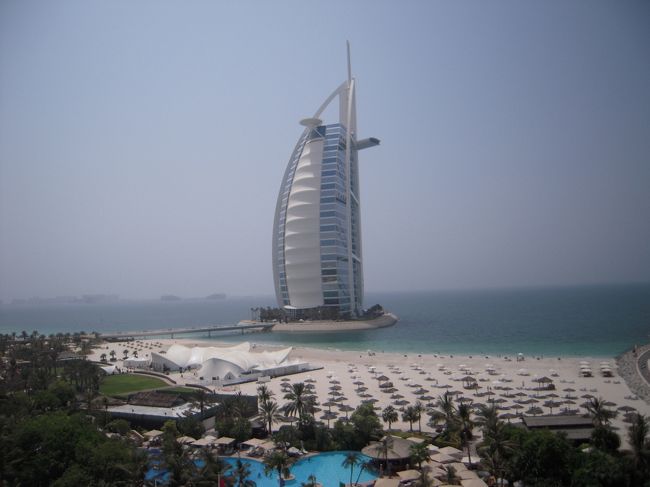 わー！ブルジュ・アル・アラブ！<br />プールやビーチもため息が出るほどキレイ！<br />本当に息をのみました。