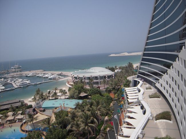 右側。<br />フィットネスセンターやハーバーが見えます。