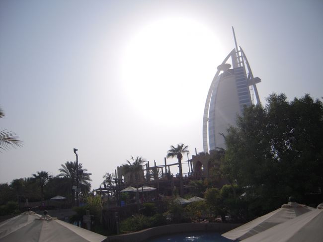 水着の人ばかりで写真が撮りづらかった。<br />ライフセーバーもたくさん居て、とってもフレンドリー！<br />黒人やアジア人、白人と多国籍で、自分はドリンクを買うときに中国語で話しかけられました。笑<br />しかしドバイに居ると、日本人に見られることが皆無！<br />中東には日本人の100倍中国人が居ると聞くから、それも当然かもしれない。タクシーの運転手も、日本人は見ないね〜と言っていた。<br />このホテルのお土産屋のフィリピン人だけが、日本人だと見抜いてくれました。<br />英語の発音が日本人だからって！