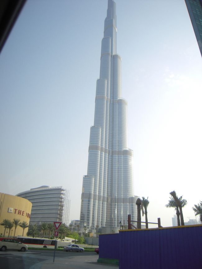 駆け足でワイルドワディを楽しんだ後の目的地はこちらです。<br />日本でも話題になったブルジュハリファ！<br />5時半からの予約だったので駆け足になりました。<br />ホテル地階のスタッフにタクシーでどれだけかかる？と聞くと、<br />「15分位かしら〜。でも、ドバイメトロで行くことをお勧めするわ！」<br />と、力説されたのでメトロで行きたかったのですが、時間との兼ね合いでタクシーで行きました。<br />お姉ちゃんごめんよ。