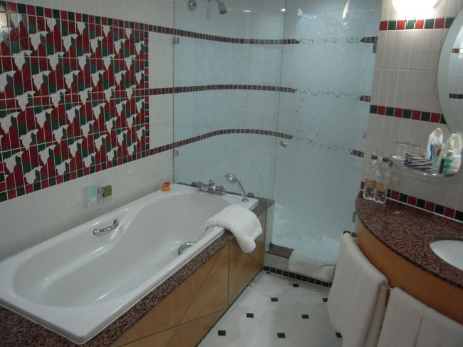 バスルーム。<br />シャワーブースもあります。<br />バスタブそばには、コンラッドダックならぬジュメイラダックがサングラスかけて座ってます。笑<br />アメニティが豊富で、日焼け止めやリップクリームも。<br />体重計もあったので、飛行機乗る前に便利ですね。