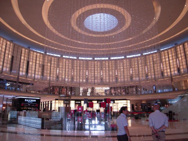 そして世界で一番大きいモール、ドバイモールに到着。<br />本当にhuge!