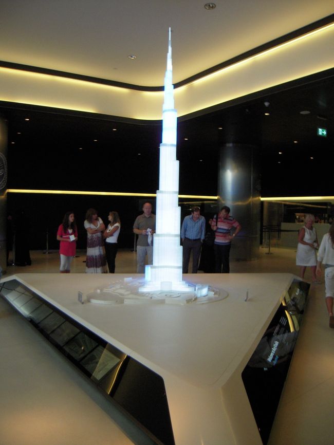 受付でバウチャーを見せ、チェックイン。<br />このときに一緒に荷物を預けます。<br />制限エリア内？に入った後は、時間がくるのを待ちます。<br />財布入れたまま預けちゃって、お土産屋で買い物出来なかった。<br />ショック。