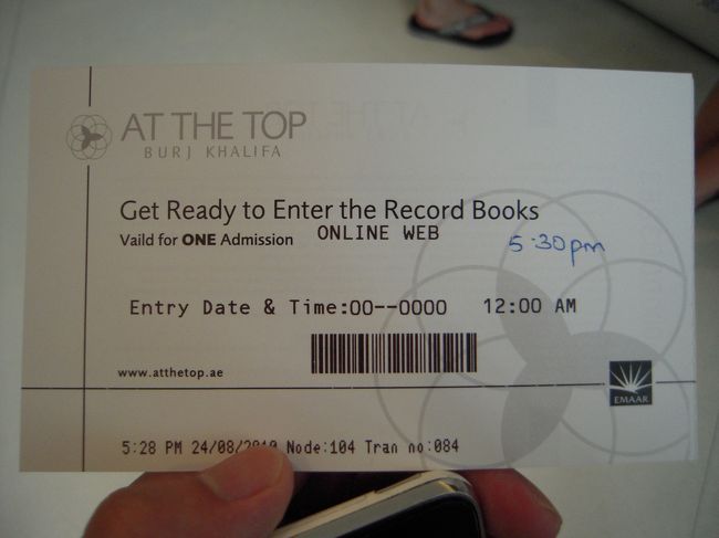 チケットはこんな感じ。<br />シンプルでいいですねー。<br />入場料は予約していると100Dhs、予約なしだと400Dhsです。<br />なんともバブリーなお値段・・・。<br />ちなみにラマダン時期は5時以降しかオープンしていません。<br />なんとしてでも明るいうちに見たかったので、早めの時間を予約。<br />場合によっては当日でも100Dhsで入れるようですが、この日は全時間売り切れで、400Dhs払わなければならないようです。<br />それでもかなりの人が当日券待ちで並んでいました。