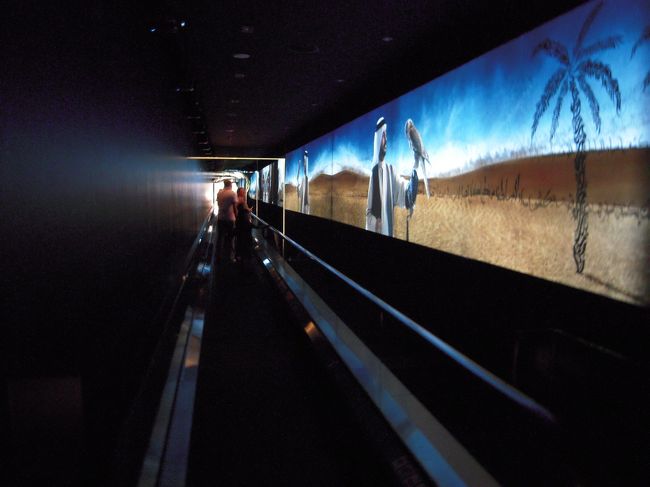 空港もびっくりの手荷物チェックをした後、<br />奥へ奥へと進む。<br />…金かかってるなあ。