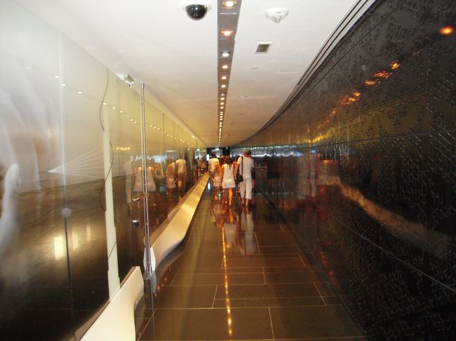 長い通路を進んでいきます。<br />ほんとに長かった。<br />エレベーターを待ち、（意外と遅かった）<br />展望台へと上ると・・・<br /><br />