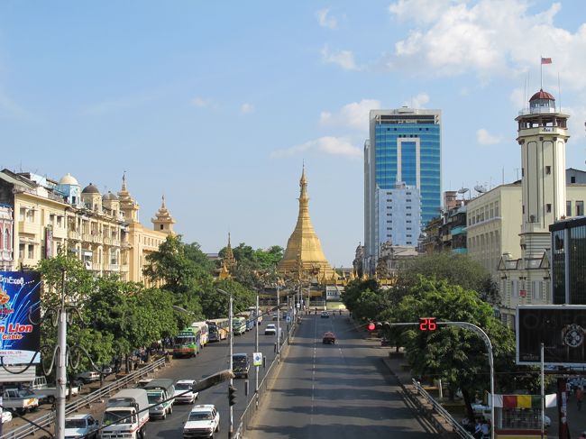ヤンゴン到着。<br /><br />コロニアルな建物の奥にパヤー。