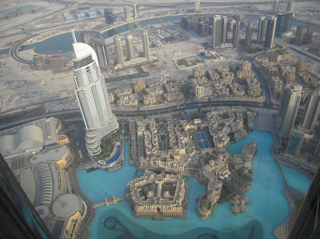 ぎゃー！凄い！凄すぎる！<br />高い！<br />ドバイが一望できます。