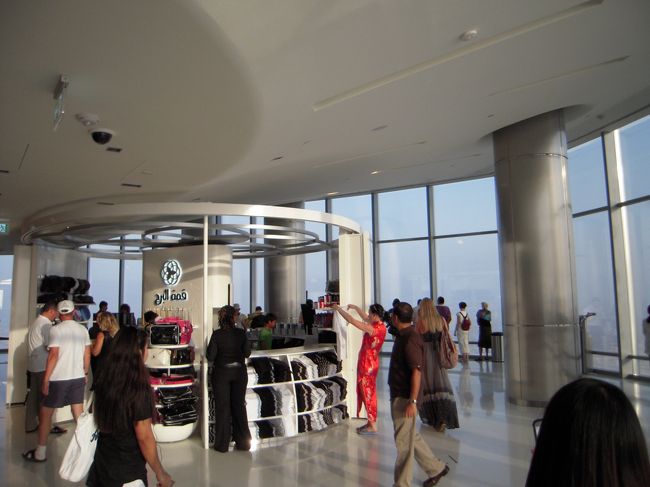 お土産屋さん。いいお値段だったけど欲しいものがあったんだよなあ。<br />チャイナドレスのお姉さんがいました。<br />私服として着てるのをはじめてみた。笑