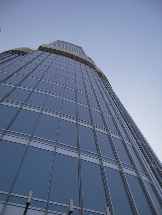 デッキからトップの方を撮影。<br />まだまだ上にビルは続いてます。<br />この高さで124階だっけな。<br />きっと上の方には、王族専用の展望台とかあるんだろうなあ。<br />なんて考えるととってもワクワクしてくる！<br />