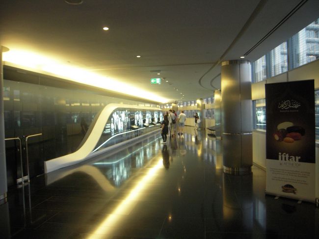 一通り堪能した後、モールへと下ります。<br />建設に携わった人を紹介するようなスペースがありましたが、<br />日本人は一人も見かけず。<br />