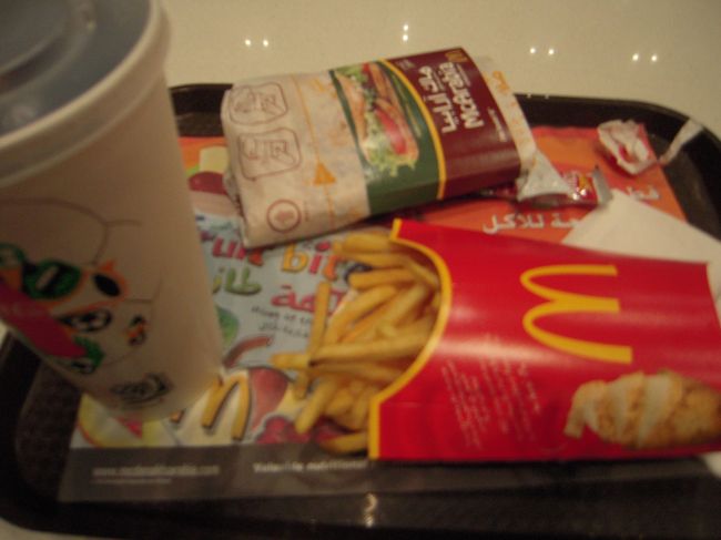 7時になったので、ご飯解禁です！<br />ドバイモールのフードコートで。<br />一人旅は食事が困りますね。<br />ドバイはどこもキレイな店ばっかりで一人では入りづらい。。<br /><br />マックアラビアを食べました。<br />美味しい美味しいと言われてるけど、<br />割と普通のマックだなーという感想です。