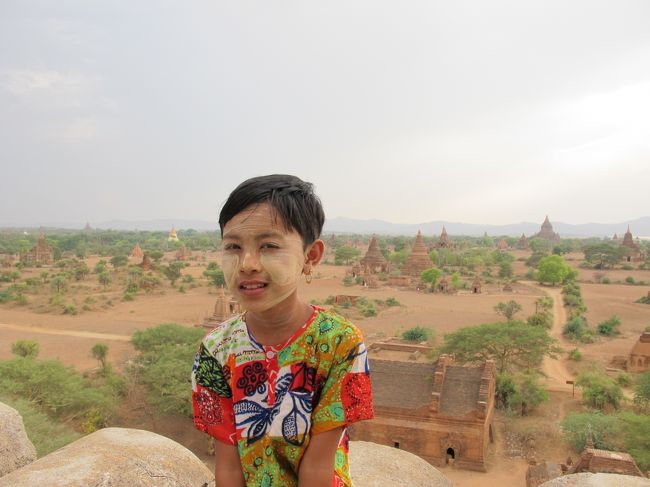 物売りの少女その２<br /><br />ポストカードを買ったので、いい顔をしてくれました。