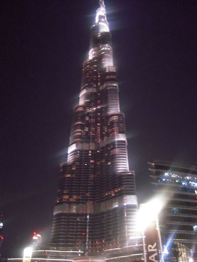 夜のブルジュハリファ！（Burj Khalifa）<br />ｋを発音するようで、現地の人はブルジュカリファと言っていました。<br />確かにハリファと言っても通じず、カリファと言ったら理解してもらえた。<br />もっと大人になったら、アルマーニホテルに泊まってみたい。