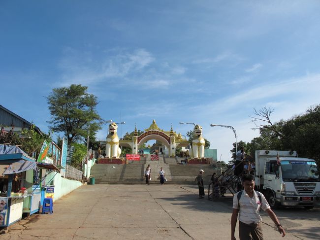 ピックアップトラックの後ろで３０分揺られ、その後は徒歩で山を登ります。<br /><br />と、その先に・・・。