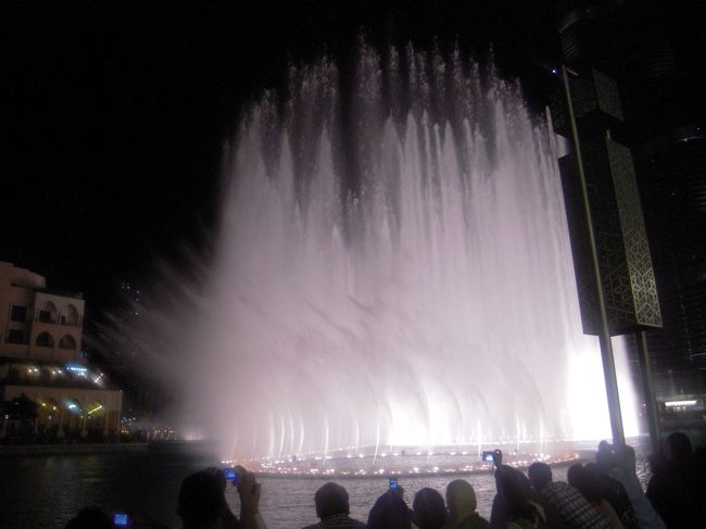 突然、バーン！と。<br />あ、ガイドブックで見た気がする！<br />これがドバイファウンテンのようです！<br />とってもキレイで迫力がありました！