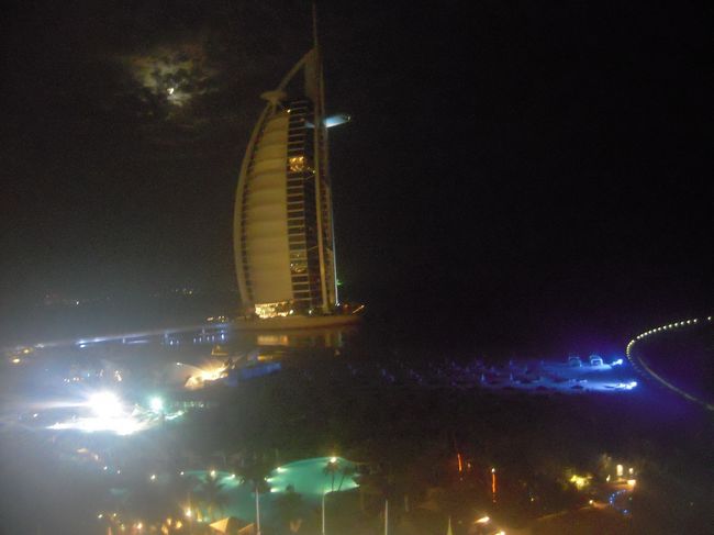 部屋に戻り、就寝。<br />夜はこんな感じ。<br />月が幻想的。