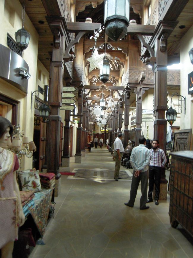 マディナジュメイラへ来ました。<br />早くに来たからか、人も少ない。<br />ドバイは散策型の街じゃないし、昼間から出かける人も少ないようです。