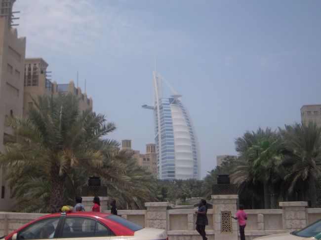 エントランス付近からかのホテルが見えます。