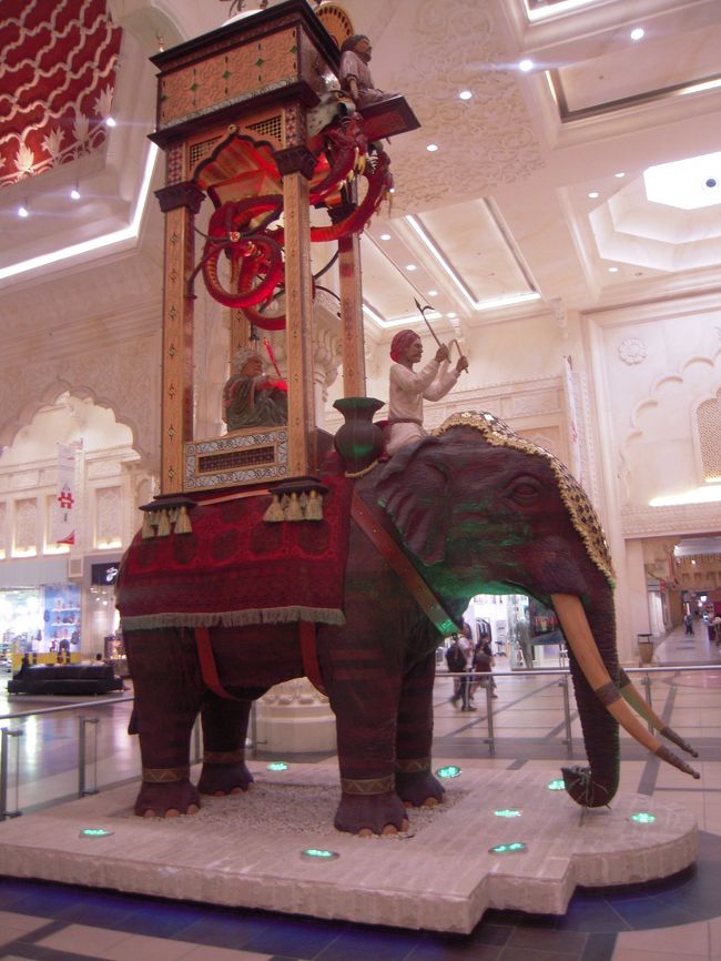 イブンバトゥータモールへタクシーで移動です。<br />6つのエリアに分かれて世界中をプチ旅行できます。<br />これはインド？