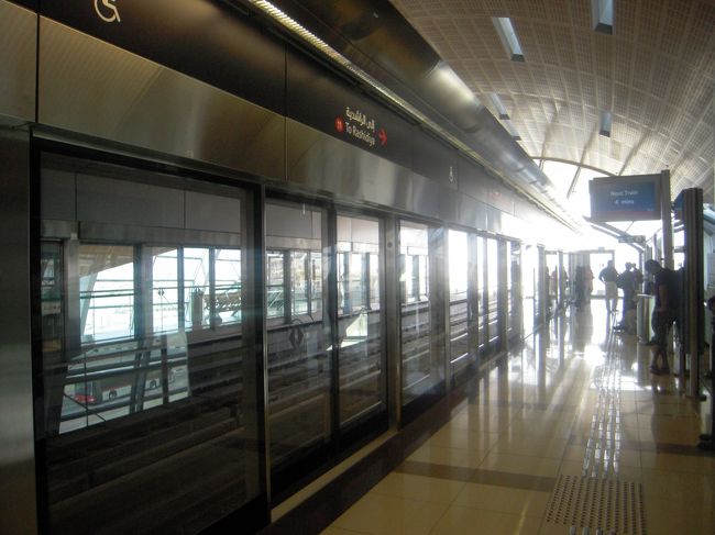 冷やかした後はドバイメトロで移動。<br />新しいだけあってピカピカな車内です！<br />もちろん危ない雰囲気もゼロ。