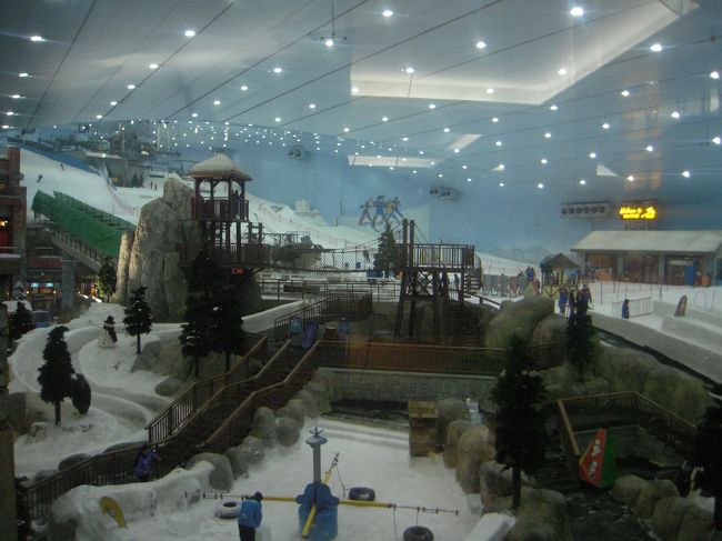 目的地はモールオブジエミレーツ。<br />なんと、スキー場があるんです！<br />砂漠の上にスキー場を造ったり、水族館、スケートリンクまで・・・<br />恐ろしい所です、ドバイ。