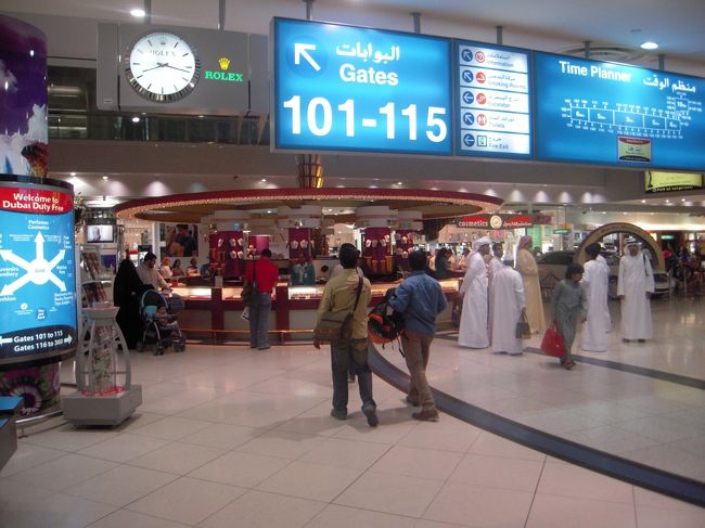 そしてホテルに戻り、荷物をピックアップして空港へと向かいます。<br />話は聞いていたけど、活気のある空港！