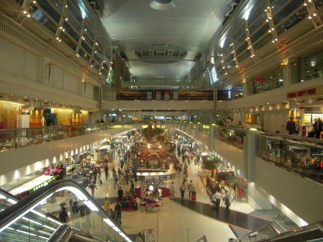 人種が入り乱れてて面白い。<br />ドバイは人を見ているだけで全く飽きない街でした。<br />そしてとっても安全な街。<br />危ない雰囲気を感じたことは一度も無かったです。<br />どこでも英語が使えるし、人も親切だったので（観光客が接する人たちは出稼ぎ労働者の人ばかりですがそれでも）安心して旅行をすることが出来ました。<br />旅行先としてはリゾートとしての色が強いので、一人旅はどうかなとも思いましたが、それでも十分楽しむことができました。<br />けれども、次の機会は誰かと一緒に来れたらいいなと思います。