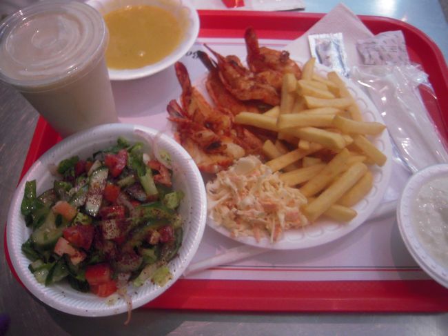 空港で食べたご飯。<br />思ったより量があり、後の機内食が大変でした。<br />値段表示の無い店で買ってドバイだから安心して（ぼったくられないだろうと）値段を聞かずにオーダーしたのですが、<br />後の料理が来たときに100Dhs（約2500円）とのこと。<br />思ってたより高い。。けど空港だしエビたくさんだしありえなくもない価格。<br />後に来たインド系の人たちが店員に値段を聞いて、カウンターの所でどうする？（完全にイメージ）→結局やめる<br />というのを見たので、きっと高かったんだろうと思ってます。笑<br />