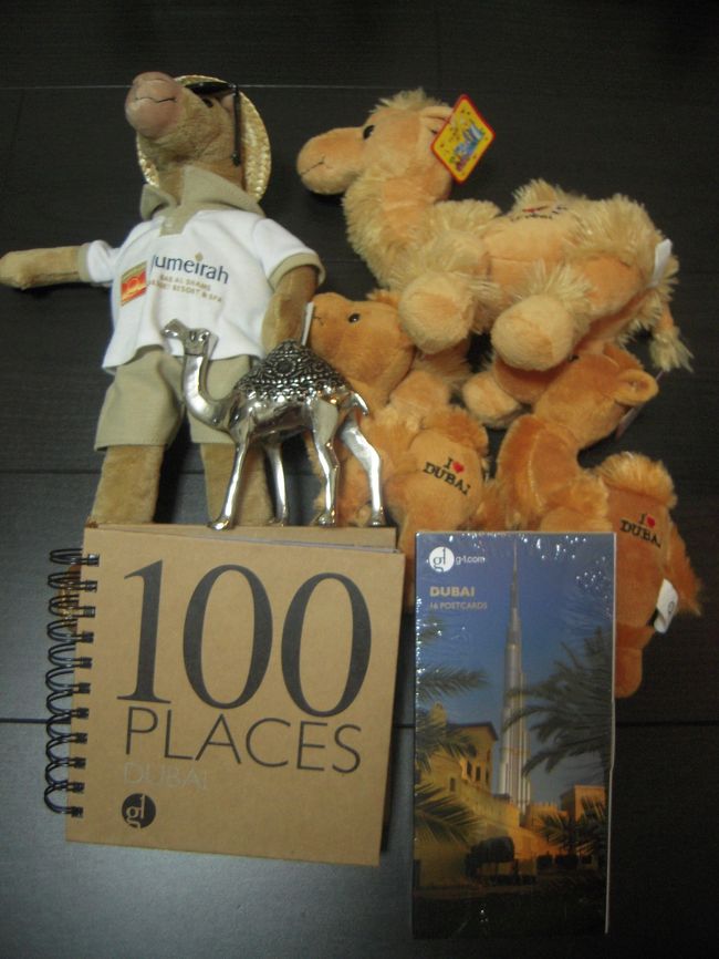 お土産その1<br />ジュメイラビーチに宿泊したのに、バブアルシャムズのラクダ(左上）を買ってしまいました。<br />だってこっちのがかわいかったから！<br />今は僕の家で元気にしてます。<br />あとはちょっとした写真集のようなものと、ポストカード。