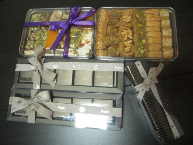 上二つはワフィーグルメで買ったアラビアンスイーツ。<br />下がレバノンの高級チョコメーカー、パッチのものです。<br />チョコは日本のが美味しいから中東のものはどうかなあと思ってましたが、<br />とても美味しくて評判でした。<br />もっと買えばよかった。