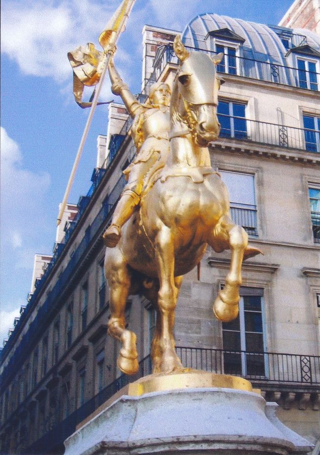 金ぴかのジャンヌ・ダルク像。