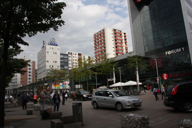 ザルツブルグ駅北口　　　　　　11：15<br />オフィス・ビルや商業施設が並び、観光地の雰囲気はない。  <br /><br />Sightseeing spot can't be felt in office buildings and shops.