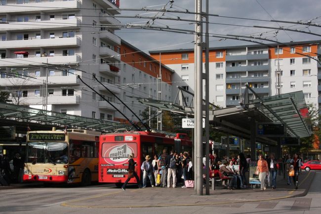 ザルツブルグ駅北口のバス及び市電乗り場<br /><br />市電には屋根に2本の給電棒が見えるので一目でわかる。