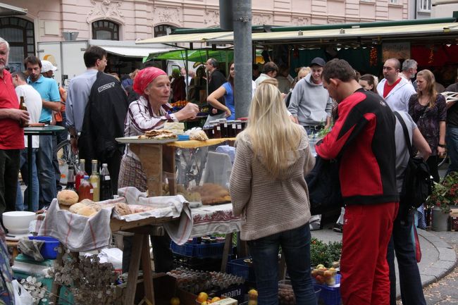 昼時で賑わう木曜朝市<br /><br />ミラベル広場を埋め尽くした活気あふれるマーケット12:18　　　　　　　　　　　　 <br />Mirabellplatz was filled with various kind of market shop.<br /><br />
