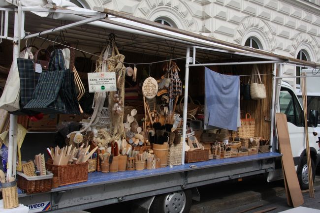 日用雑貨店には様々なものが並んでいる。<br /><br />用途がわからないものもありますが、見ていて飽きません。