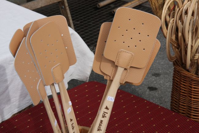 蝿の絵が描いてある革製の蝿タタキ<br /><br />昔の蝿タタキは金網で出来ていたように思いますが正確ではありません。<br />子供の頃、シュロの葉で作ったこともあります。<br />買えばよかったと後悔しています。